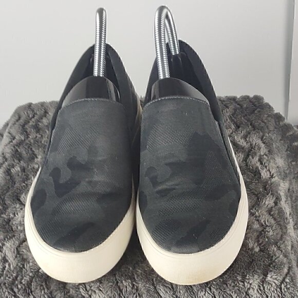 Vince Camuto VP-KORLI 12 Dark Gray Camo Slip On Fashion Sneaker Shoes Sz 7M - Picture 1 of 11